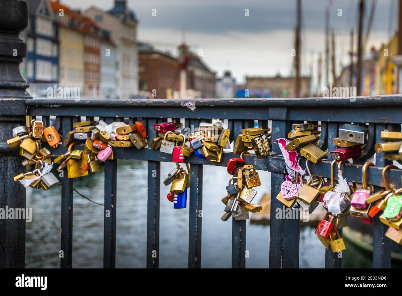 Primo piano del ponte degli amanti con lucchetti colorati sul recinzione - mantenere un sogno Foto Stock
