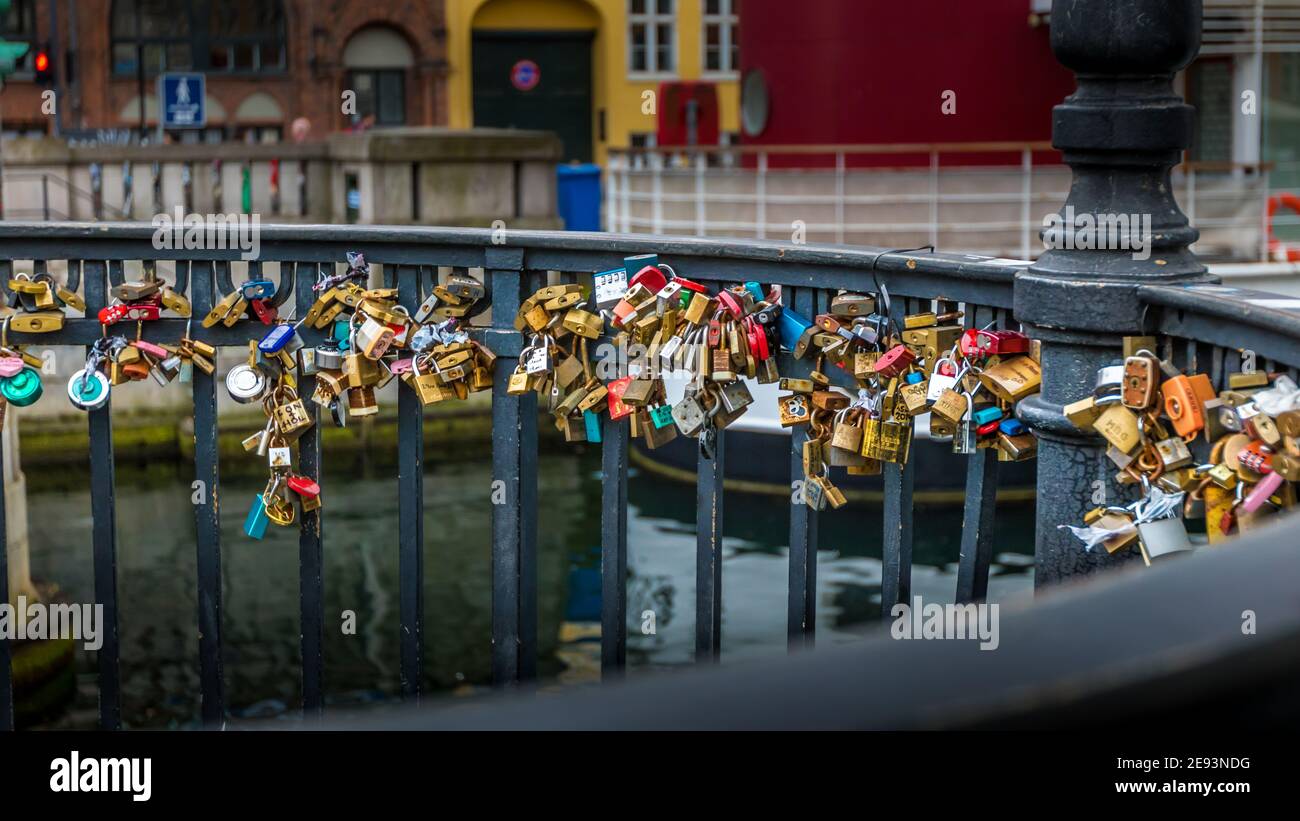 Primo piano del ponte degli amanti con lucchetti colorati sul recinzione - tenere adream Foto Stock