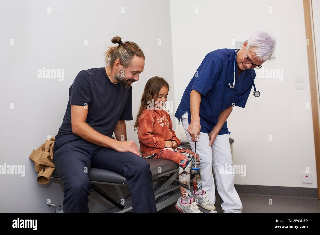 Medico che esamina la ragazza nel centro di salute Foto Stock