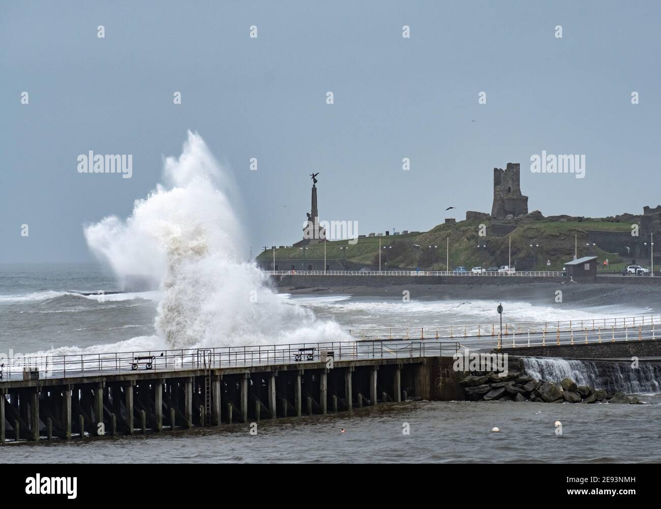 I venti della Gale Force si aggirano a oltre 60 km/h e l'alta marea della mattina si combina, portando enormi onde che attraversano il Mare d'Irlanda per battere le difese marine di Aberystwyth sulla costa della baia di Cardigan, Galles occidentale Regno Unito Foto Stock