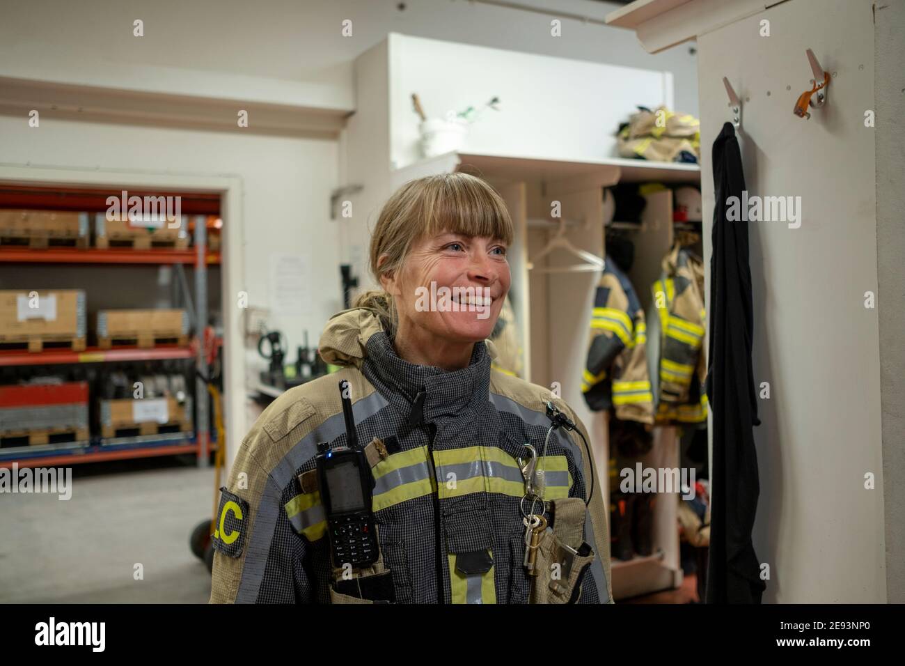 Sorridente pompiere femminile Foto Stock