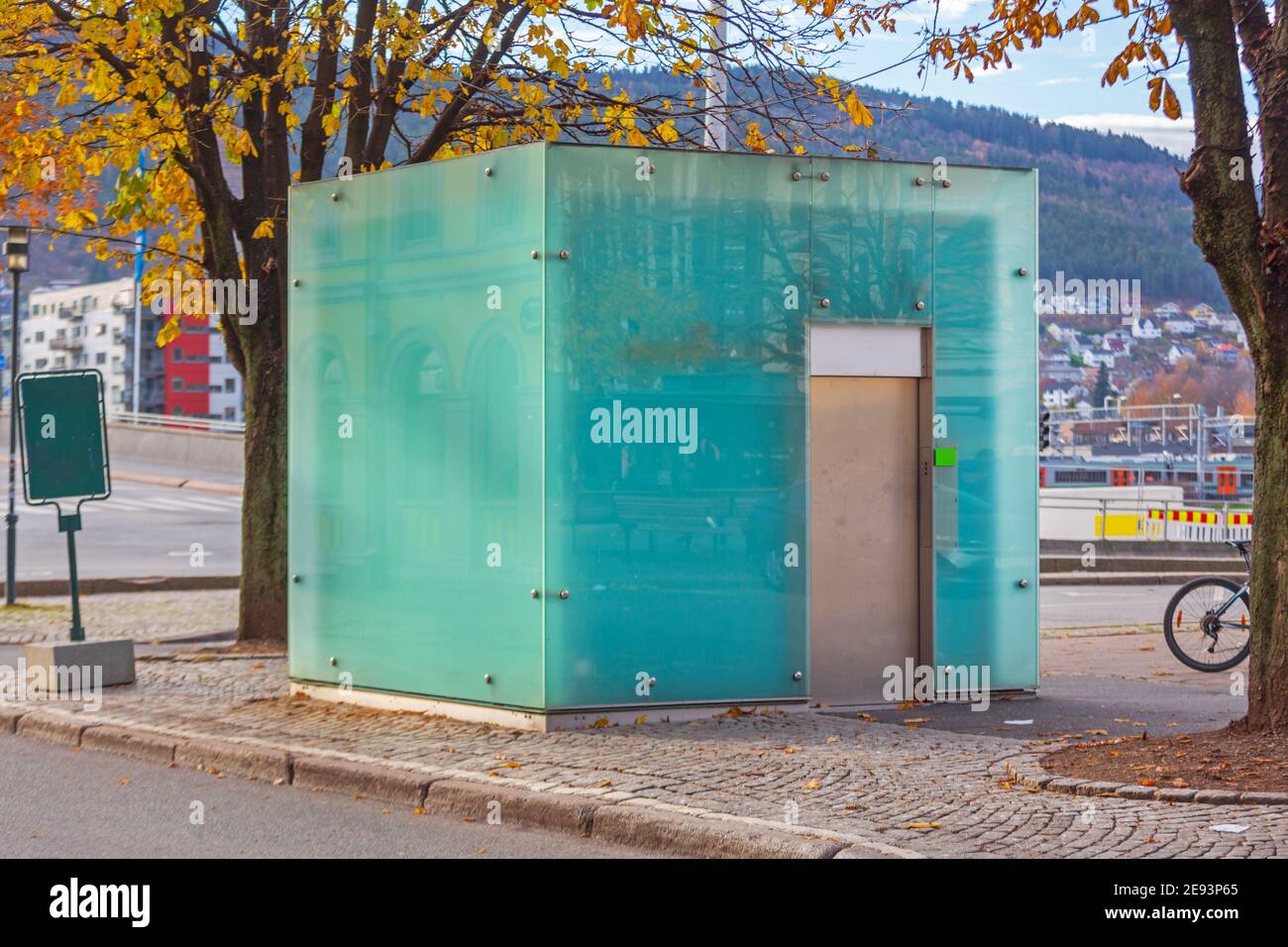 Cubo di vetro moderno WC pubblico in Norvegia Foto Stock