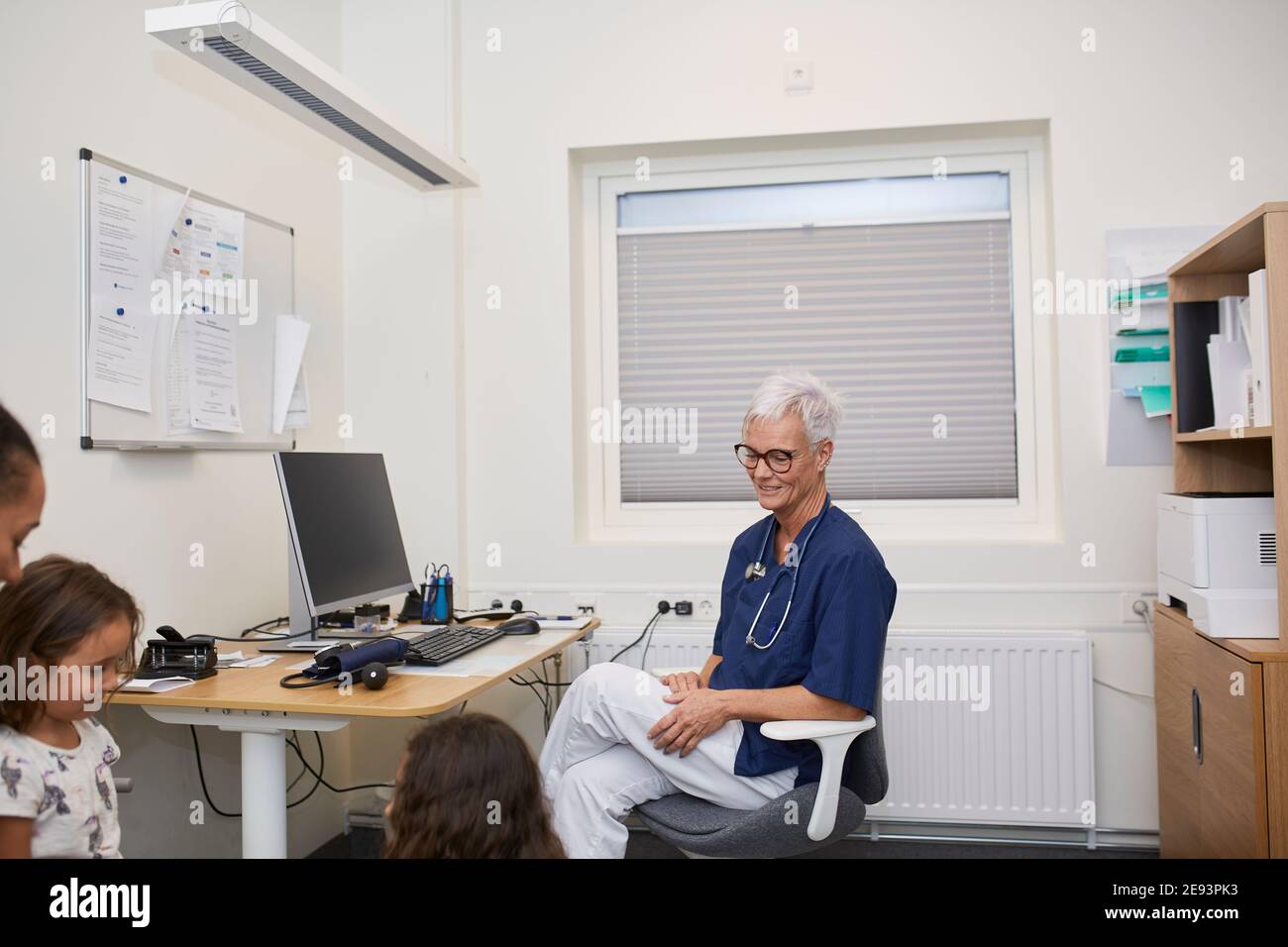 Donna sorridente in ufficio Foto Stock