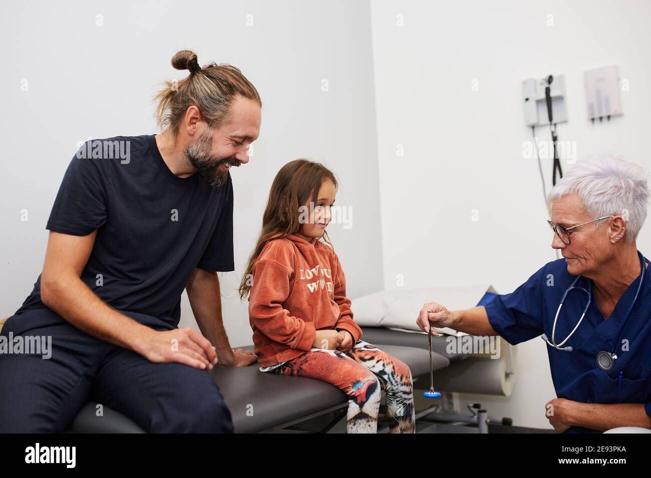 Medico che esamina la ragazza nel centro di salute Foto Stock