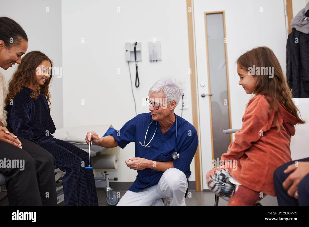 Medico che esamina la ragazza nel centro di salute Foto Stock