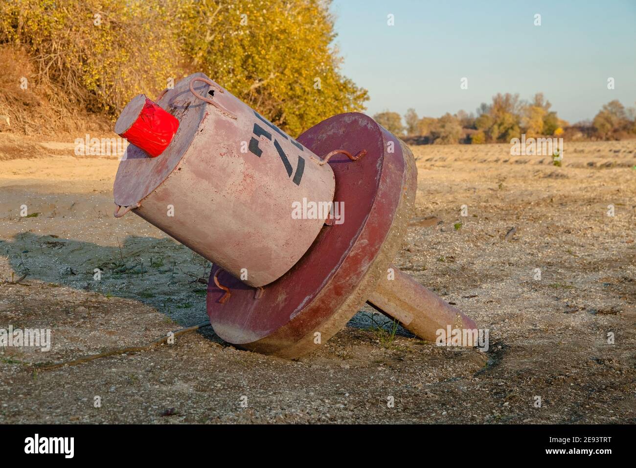 Shallowing of the river led to the fact that the navigation buoy lies on land Foto Stock