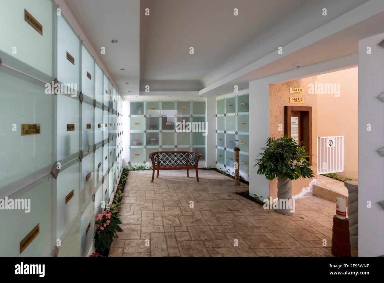 Cimitero all'interno della chiesa di Parroquia de Cristo Resucitado a Cancun Foto Stock