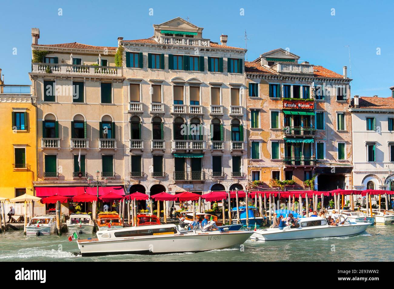 Motoscafi su un canale nella bellissima città di Venezia, Italia. Foto Stock