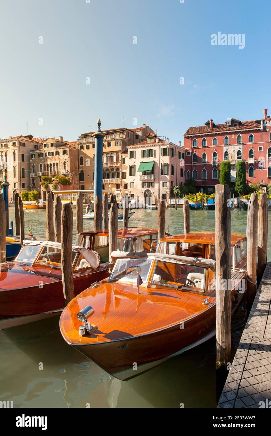 Motoscafi ormeggiati su un canale nella bellissima città di Venezia, Italia. Foto Stock