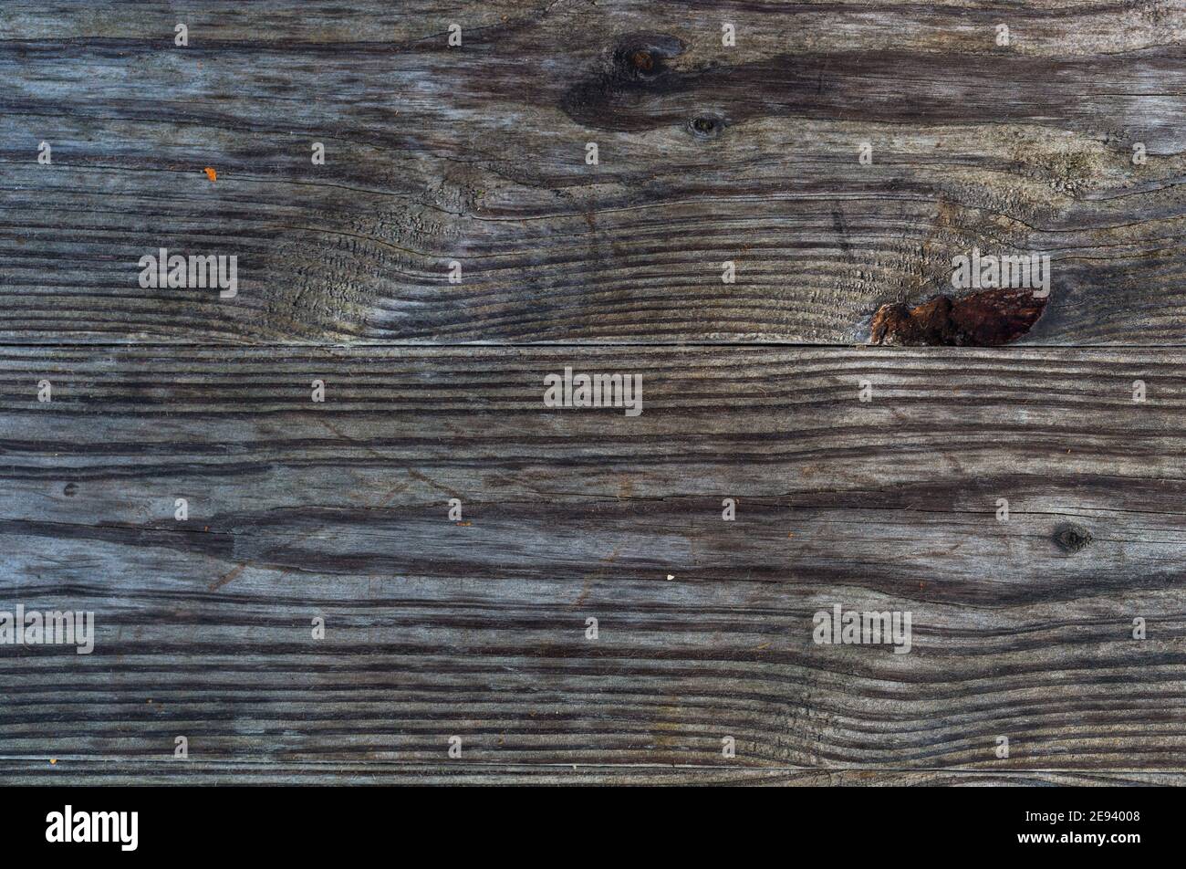 Vista ravvicinata di due vecchie schede con usura e agenti atmosferici sulla superficie. Foto Stock