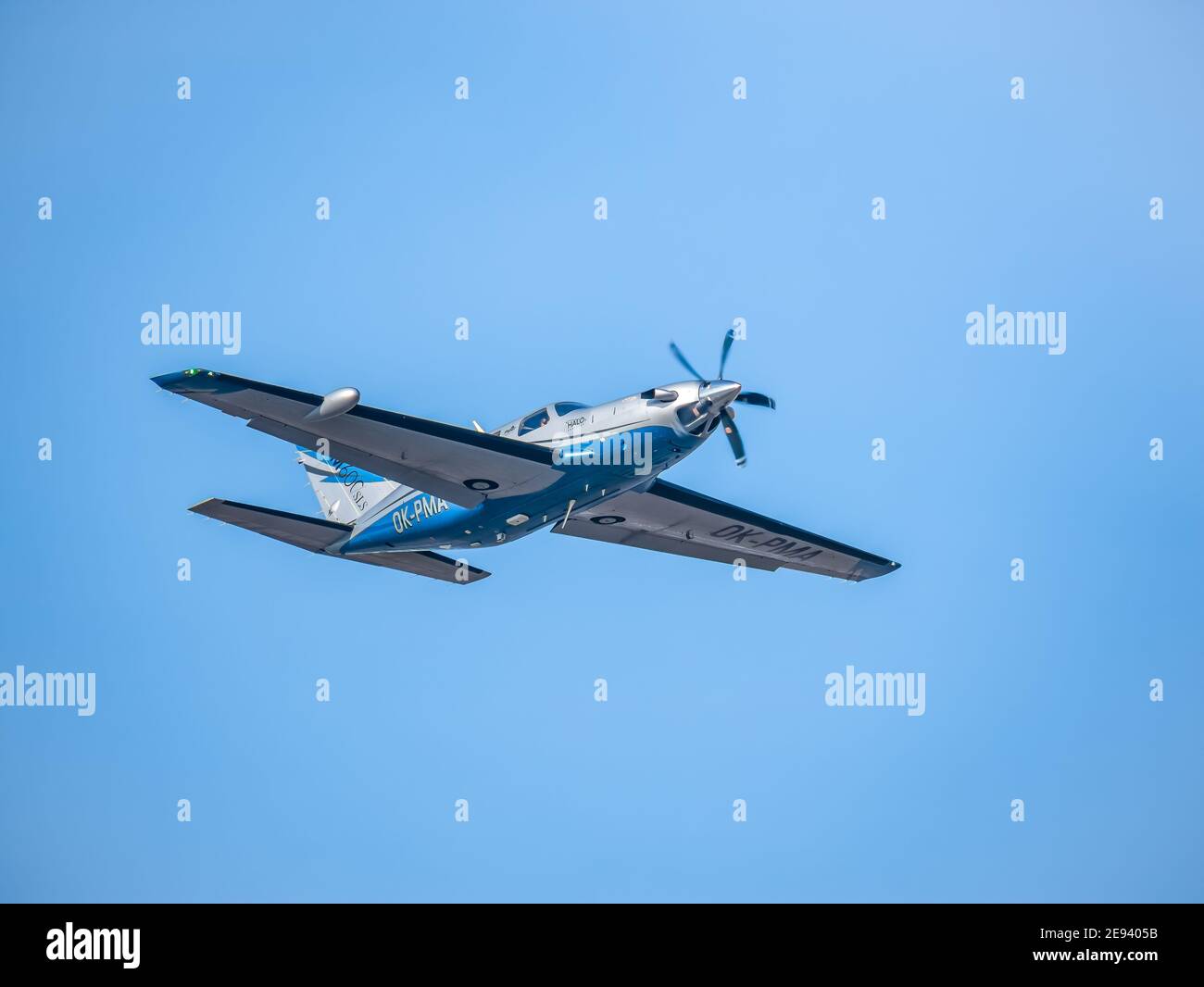 Otopeni, Romania - 01.23.2021: Aerei leggeri Piper PA-46-600TP (M600), appartenenti al gruppo OK Aviation, che volano contro il cielo blu Foto Stock