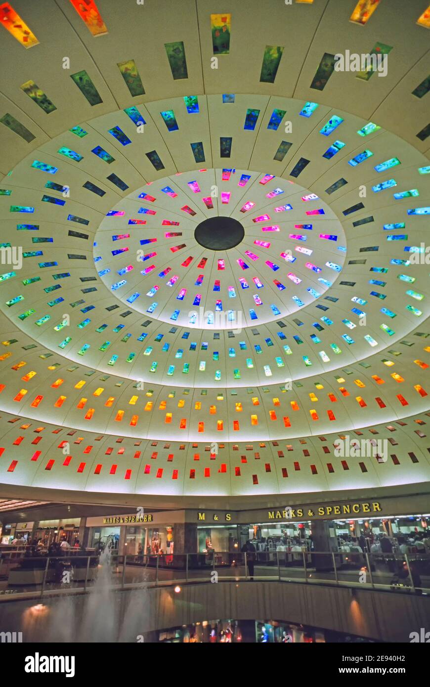 Archivio storico 1900 immagine del centro commerciale Brent Cross interno vista della cupola centrale del tetto con colorati pannelli in vetro colorato Sopra le fontane e M&S negozio di fronte Hendon North London Inghilterra REGNO UNITO Foto Stock