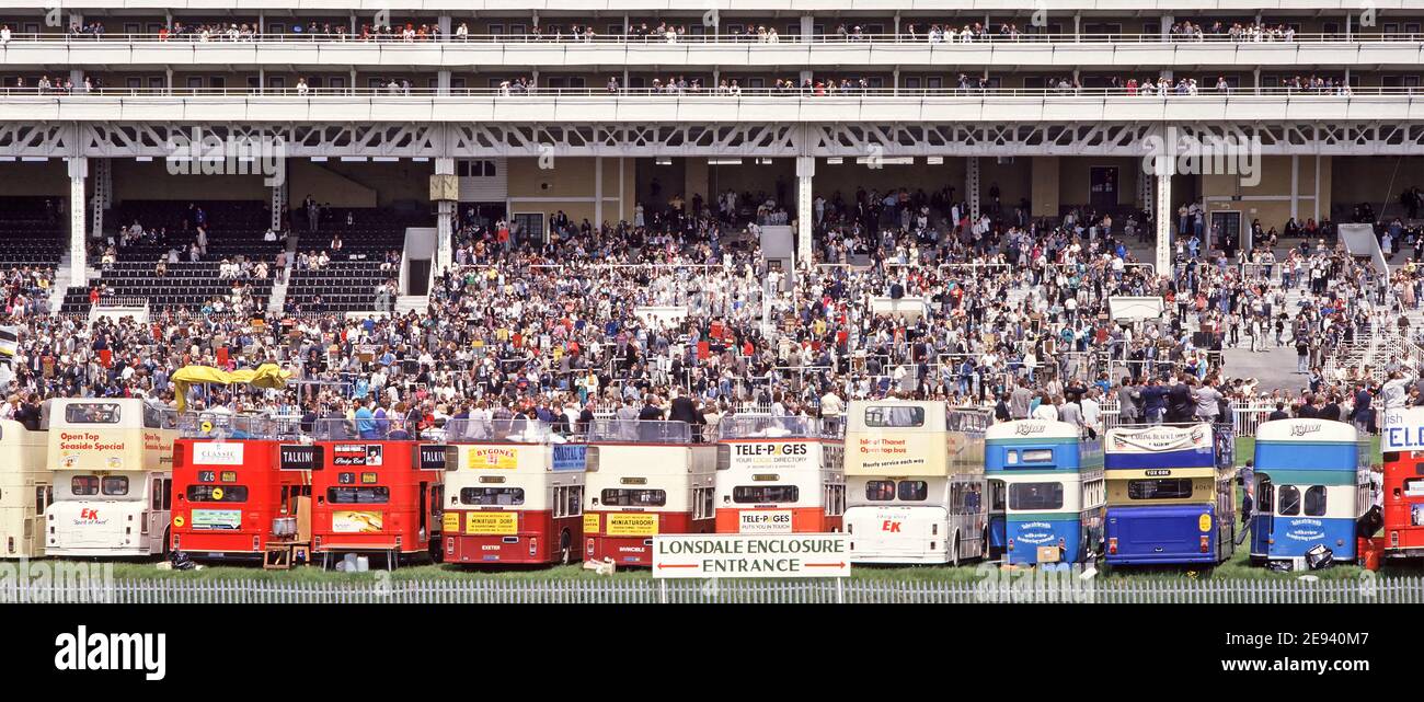 Evento di corse ippiche un'immagine storica di archivio della lunga fila e vista posteriore degli autobus a due piani scoperti a noleggio, gli spettatori degli anni '80 per la gara diurna del Derby hanno parcheggiato sui pendii Epsom accanto all'ippodromo di fronte al lo spettatore principale si trova in tribuna con vista sul famoso archivio storico delle corse ippiche immaginate gli anni '80 come eravamo in Inghilterra, Regno Unito Foto Stock