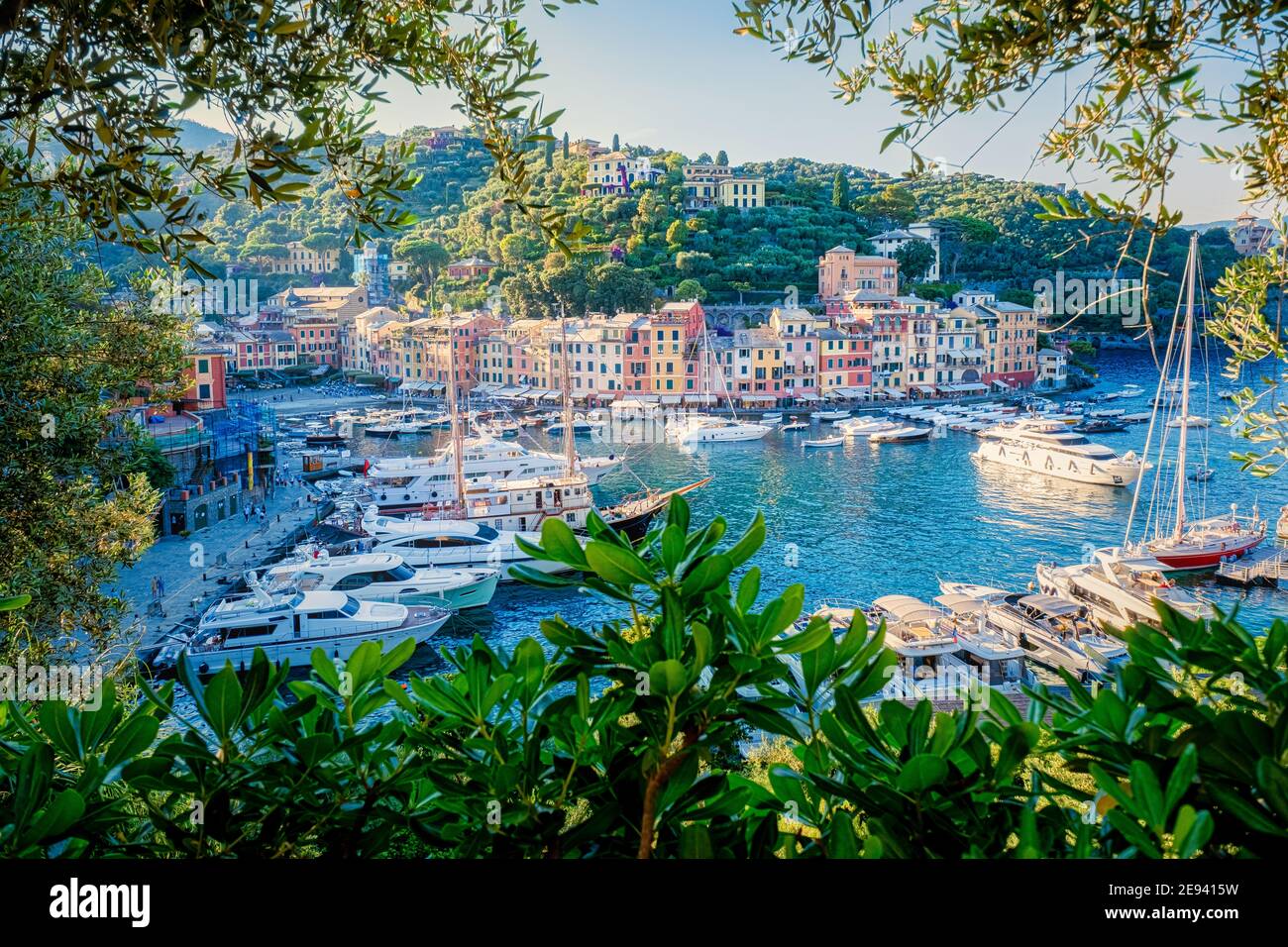 Bella costa con case colorate a Portofino, Italia Europa Portofino in Liguria, Italia. Genova Foto Stock