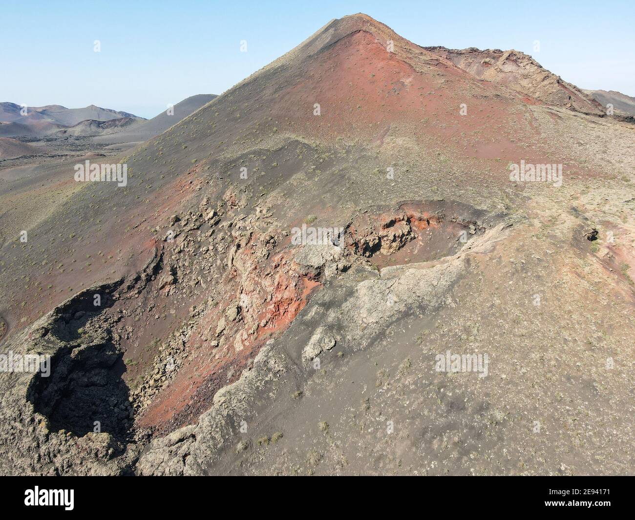Paesaggio con il vulcano all'isola delle Canarie di Lanzarote sopra Spagna Foto Stock