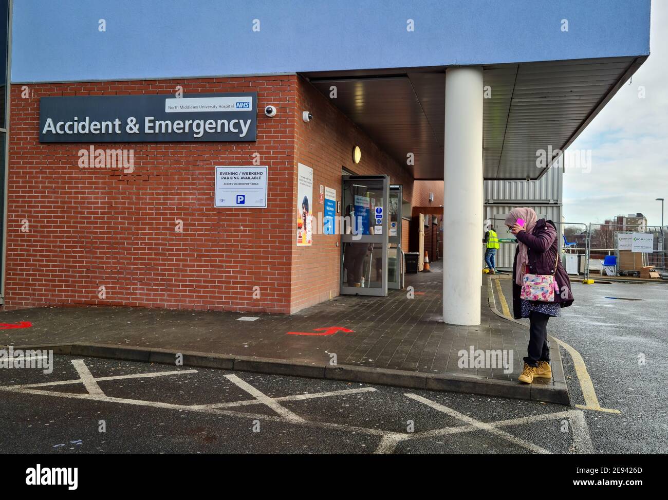 Un esterno e una segnaletica del reparto di incidente e emergenza del North Middlesex University Hospital. Foto Stock