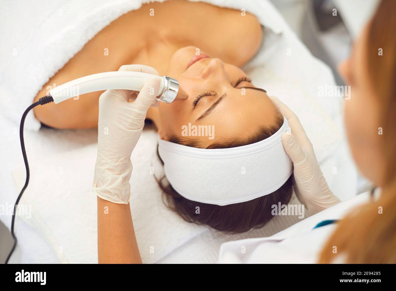 Donna rilassata che ottiene ultrasuoni procedura di microdermoabrasione per la pelle in bellezza salone Foto Stock