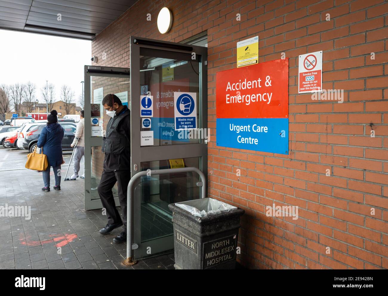 Un esterno e una segnaletica del reparto di incidente e emergenza del North Middlesex University Hospital. Foto Stock