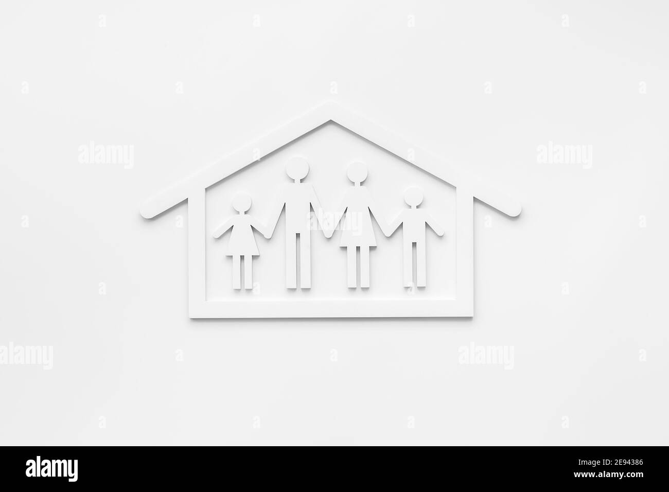 Figura di famiglia in legno in casa. Concetto di soggiorno a casa Foto Stock