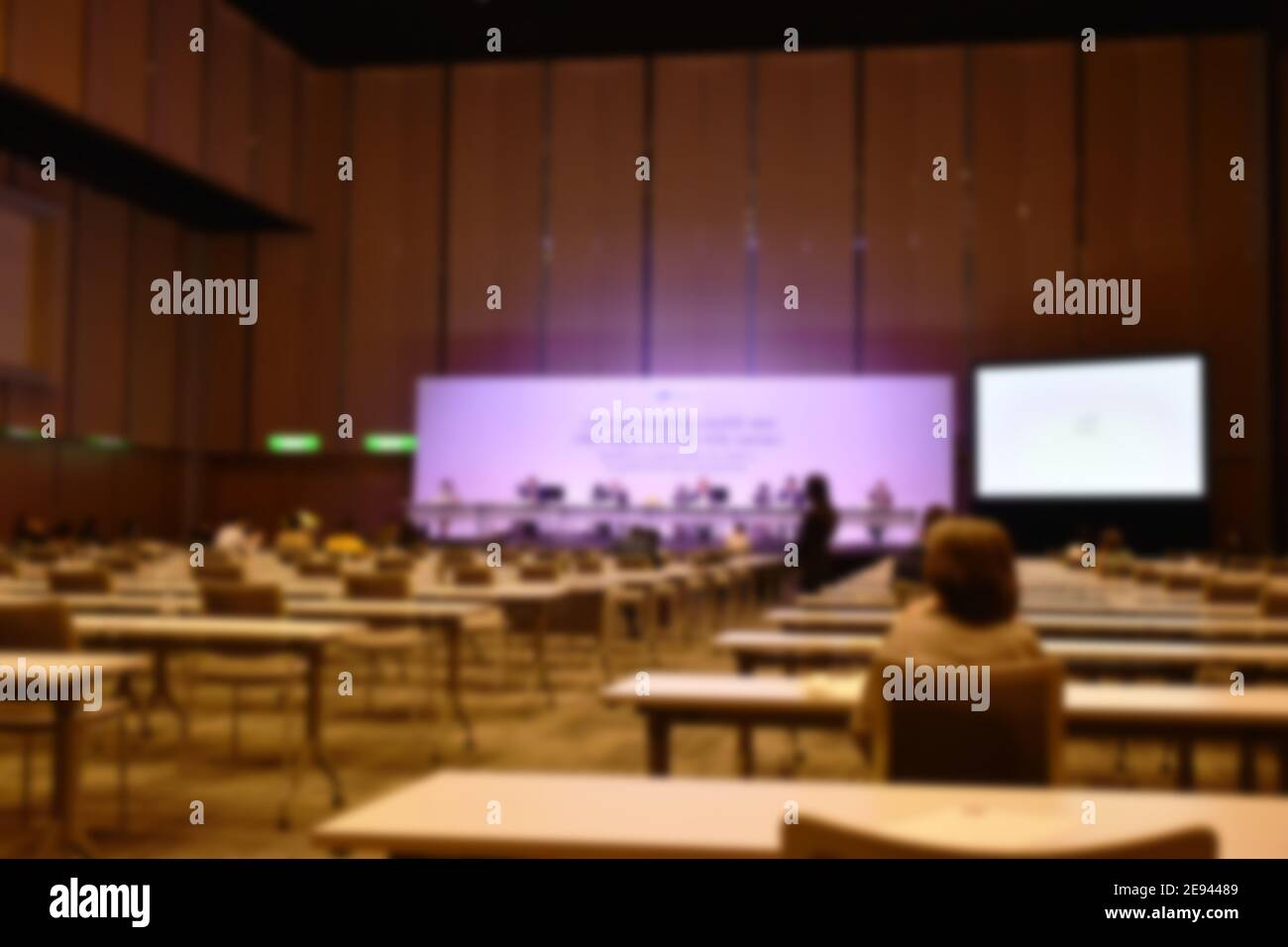 sfocatura del palco e delle persone che si riunono nella sala conferenze Foto Stock