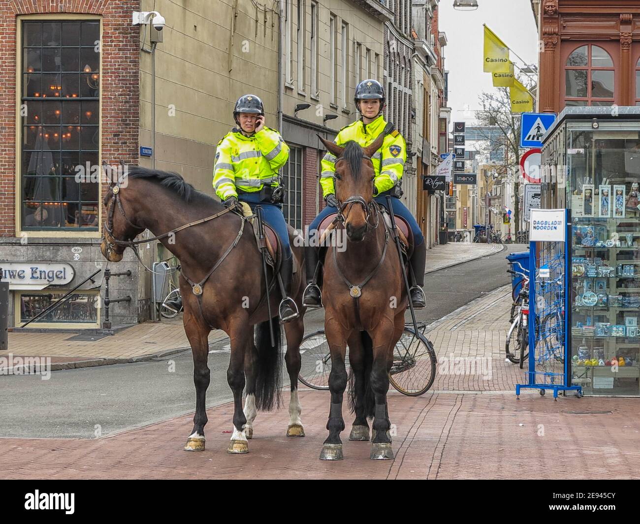Due femmina montati gli ufficiali di polizia nel centro della città di Groningen, Paesi Bassi Foto Stock