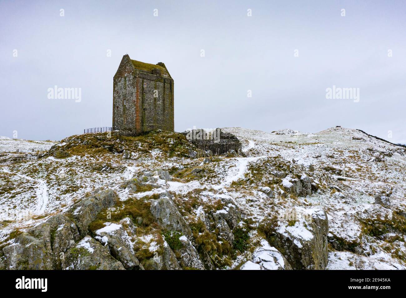 Smailholm, frontiere scozzesi, Scozia, Regno Unito. 2 febbraio 2021. Viste della Torre di Smailholm vicino a Kelso ai confini scozzesi durante le nevicate di oggi. La neve dà un'occhiata bizzarro alla torre della Peel Tower antica costruita nel 15 ° o 16 ° secolo. Gran parte dei confini scozzesi è stata coperta di neve oggi. Iain Masterton/Alamy Live News Foto Stock