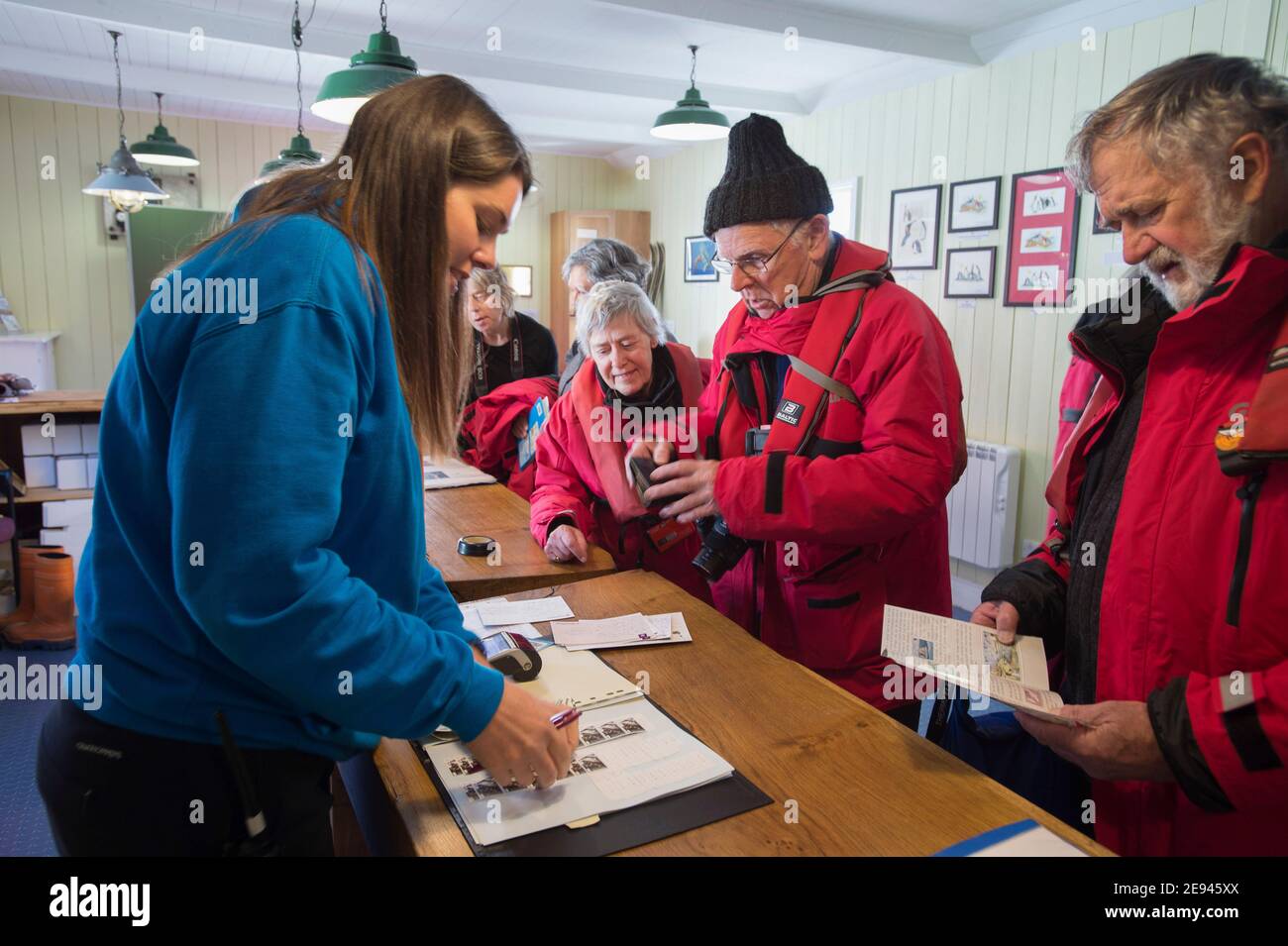 Lavoratore di uffici postali secondario che serve i clienti nell'ufficio postale di Grytviken, nell'isola della Georgia del Sud, Antartide Foto Stock