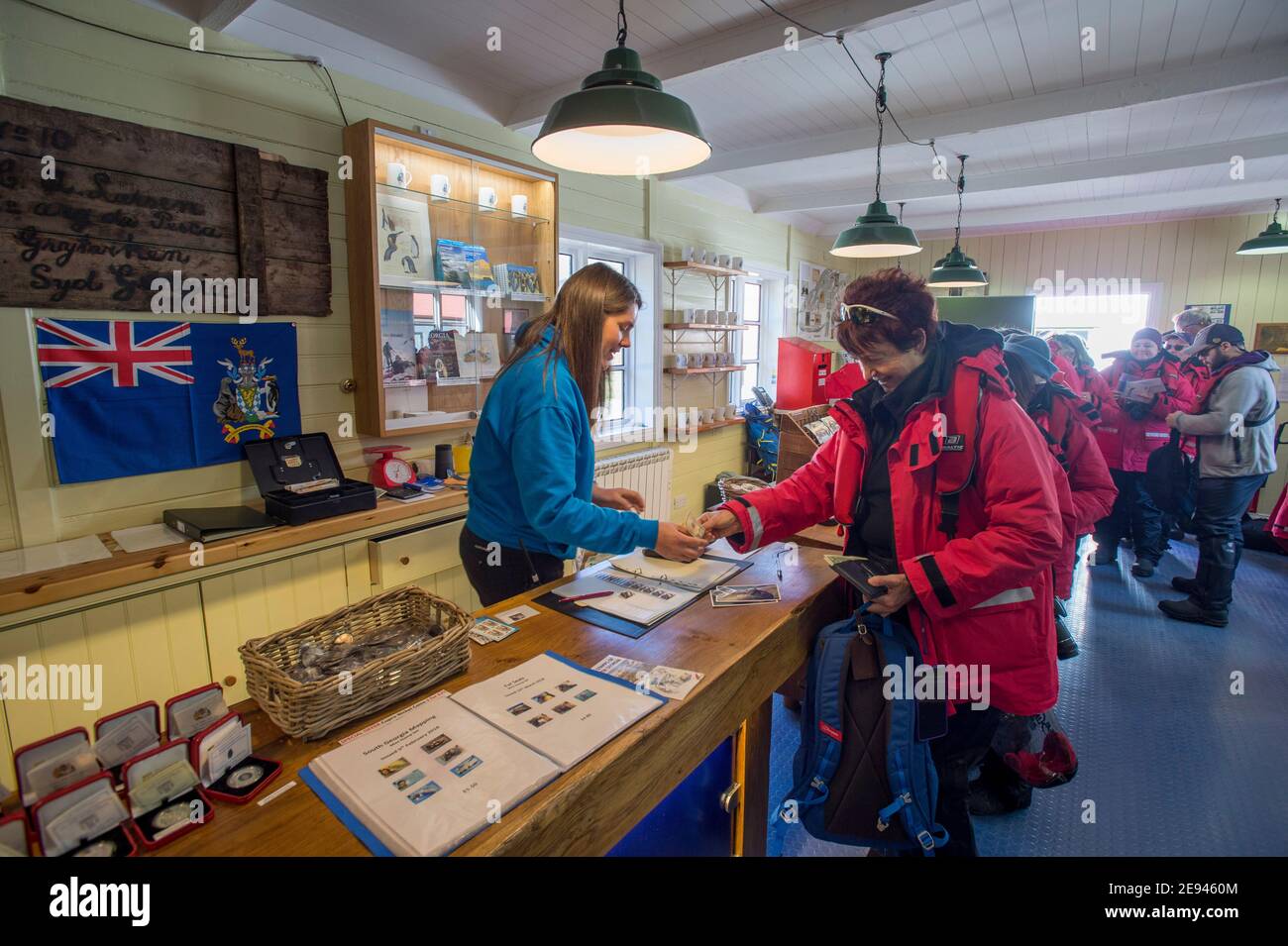 Lavoratore di uffici postali secondario che serve i clienti nell'ufficio postale di Grytviken, nell'isola della Georgia del Sud, Antartide Foto Stock