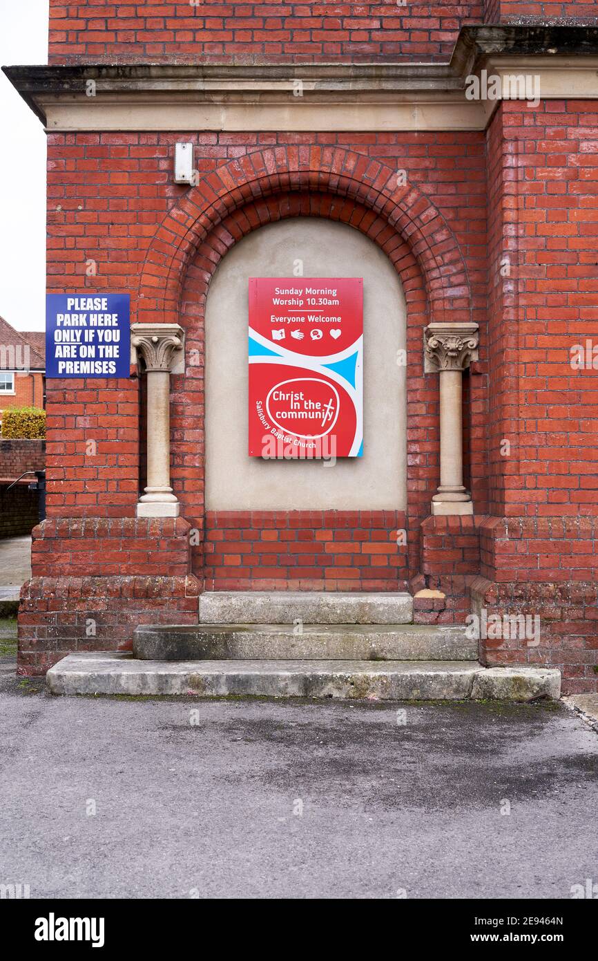 La pietra vecchia scala fino ad una porta bricked su chiesa di mattoni rossi Foto Stock