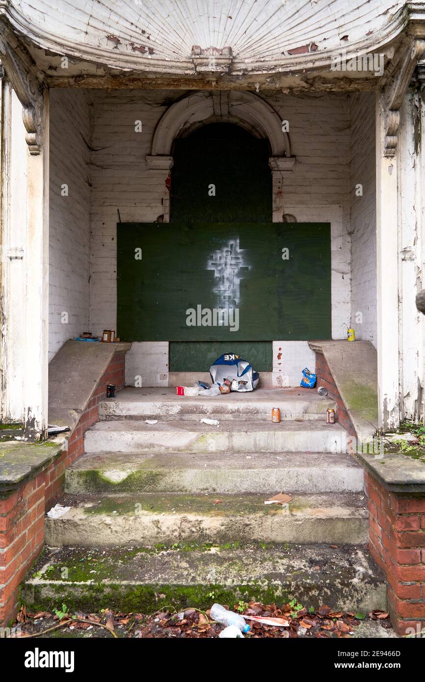 Spazzatura sinistra su gradini di salire a bordo edificio Foto Stock
