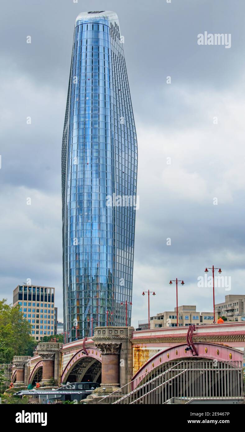 La Torre di Blackfriars'Boomerang' specchiava le finestre blu colorate alte sopra il rosa ponte Foto Stock