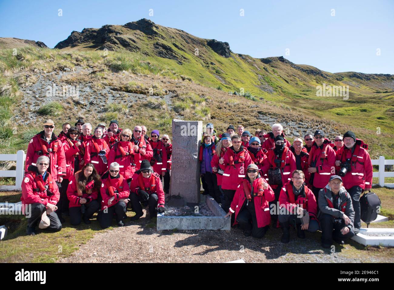 Turisti intorno alla lapide di Sir Ernest Shackleton a Grytvyken Georgia del sud Foto Stock