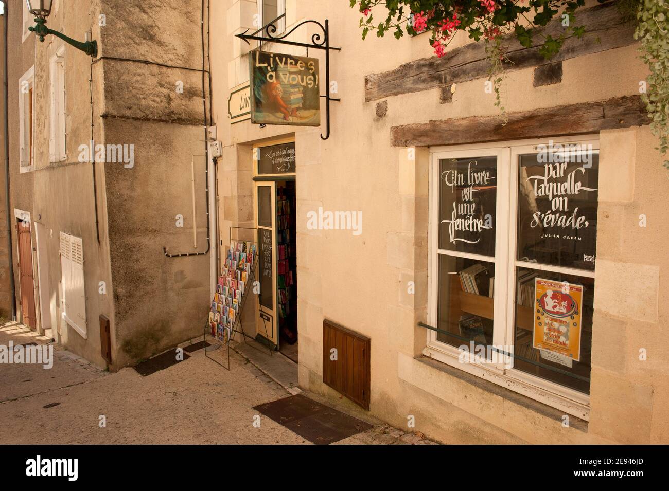 Libreria sulla strada medievale di Montmorillon, Vienne, Francia Foto Stock