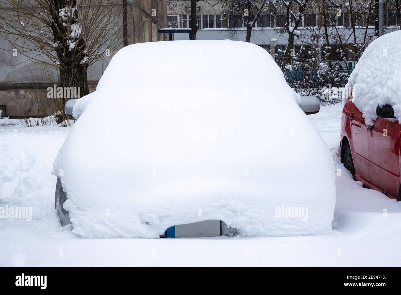 Auto sotto coperta spessa di neve dopo tempesta. Veicoli interrati sotto ghiaccio. Nessuno Foto Stock