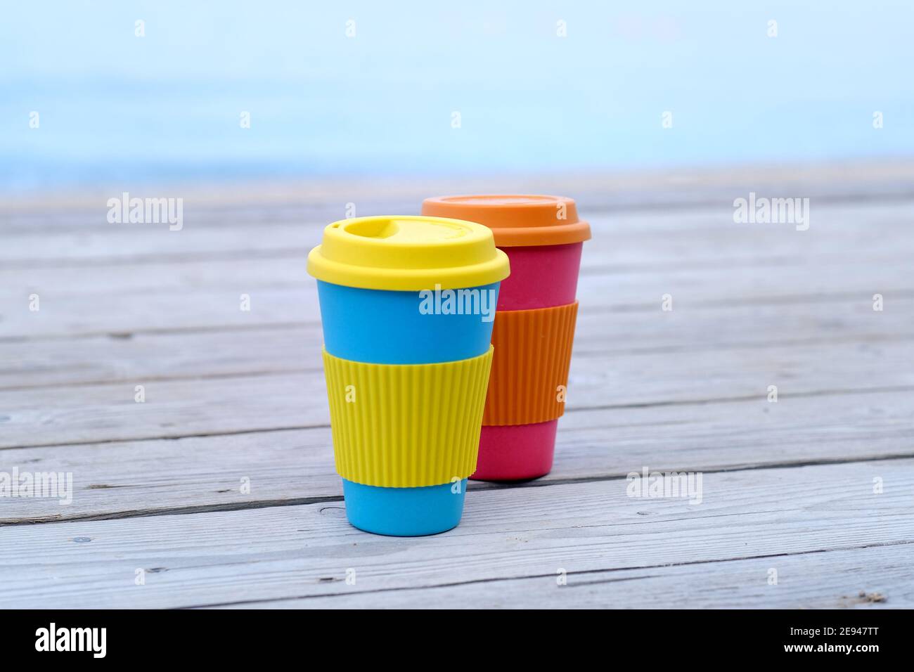 Due tazze di caffè riutilizzabili in bambù da portare via Foto Stock