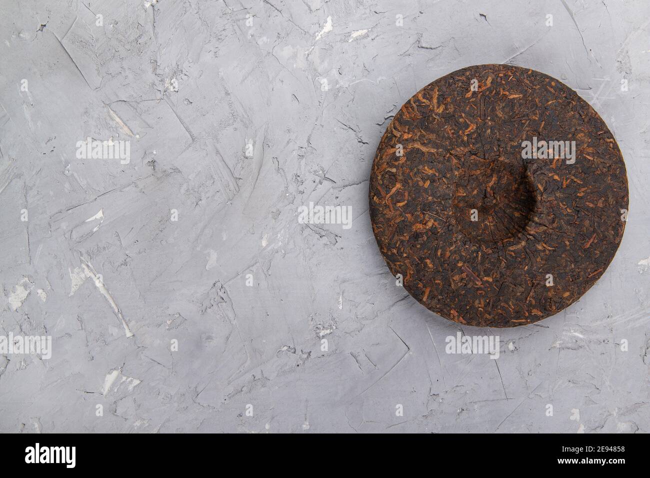 Torta di tè pu erh su fondo intonaco con posto per il testo Foto Stock