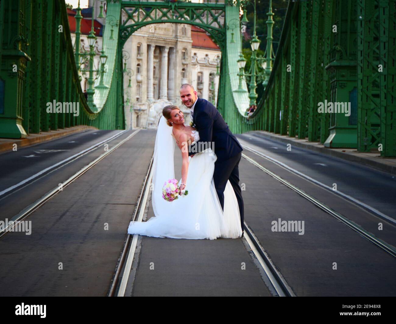 Budapest coppia appena sposata in posa per foto di nozze, Ungheria. Foto Stock