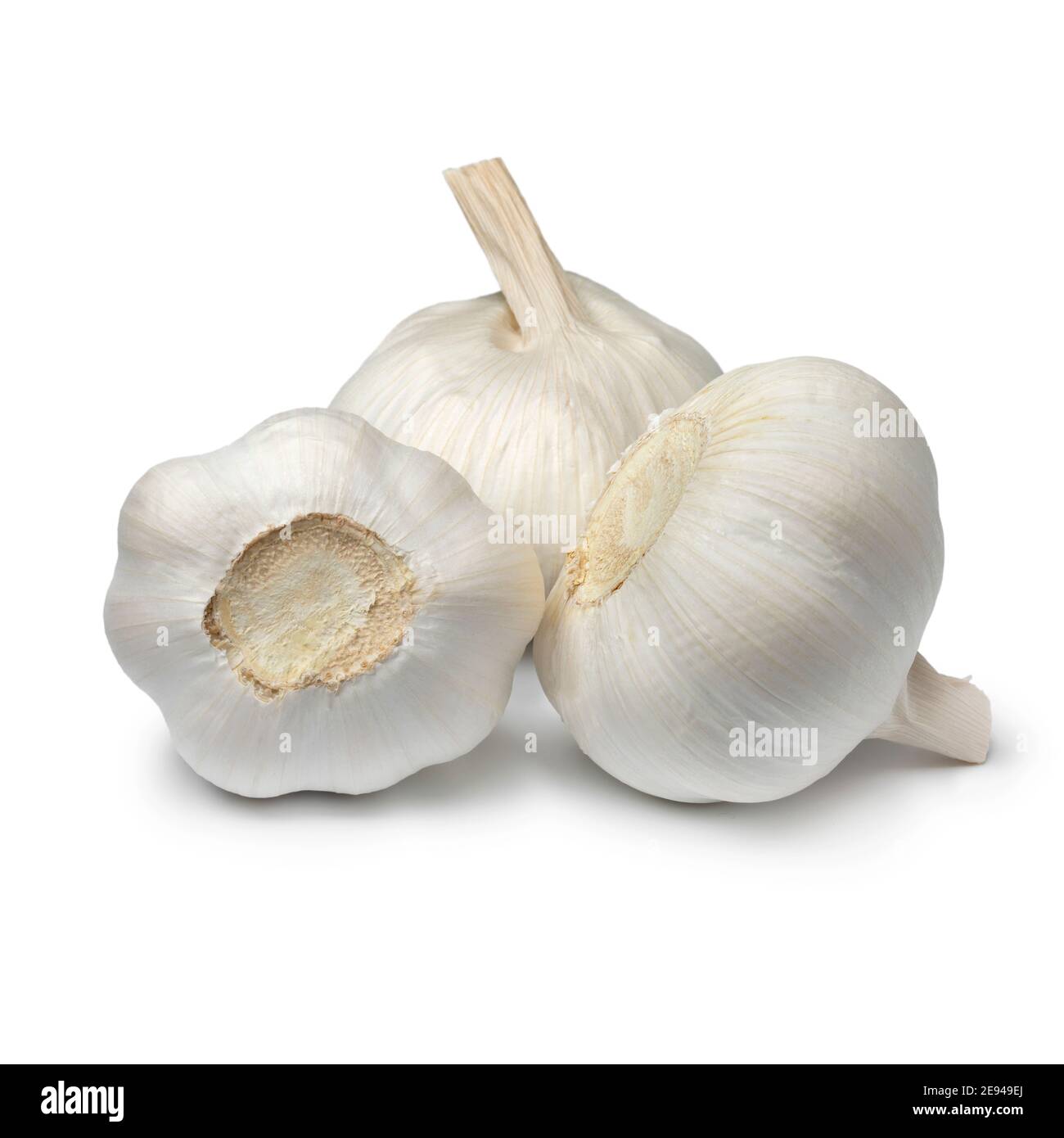 Un mucchio di bulbi bianchi interi all'aglio isolati su sfondo bianco Foto Stock