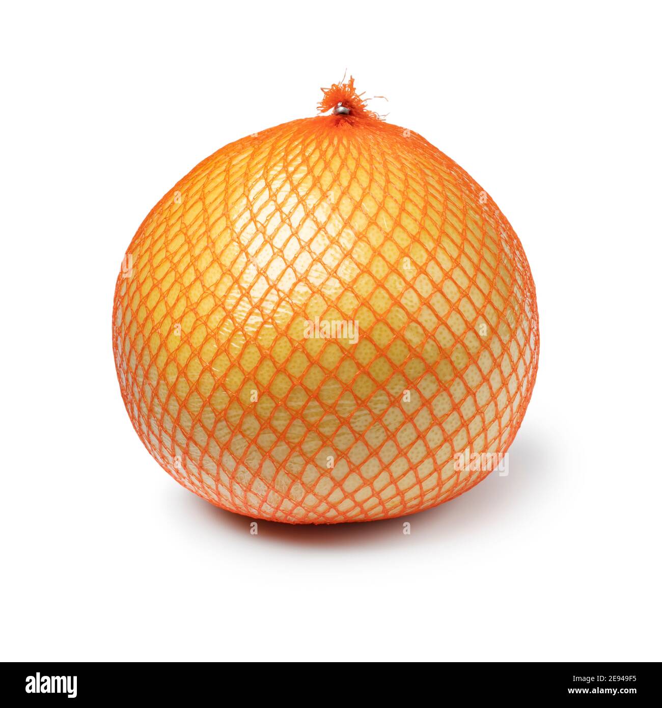 Singolo grande pomelo giallo avvolto in reticolo di plastica isolato su sfondo bianco Foto Stock