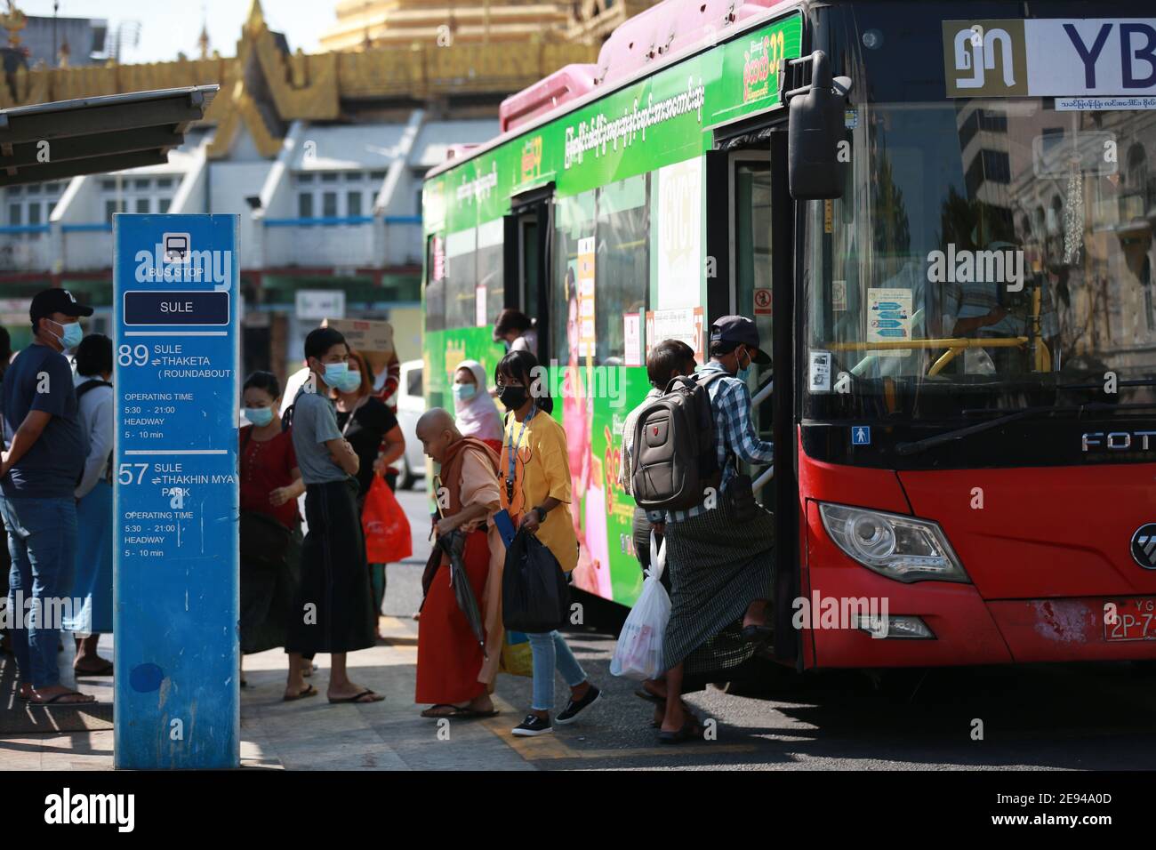 Yangon, Myanmar. 2 Feb 2021. I passeggeri sono visti presso una fermata dell'autobus a Yangon, Myanmar, 2 febbraio 2021. La maggior parte dei ministri regionali e statali sono stati rilasciati martedì dopo la detenzione di un giorno da parte dei militari, un alto funzionario militare ha detto a Xinhua. Il Consigliere di Stato del Myanmar Aung San Suu Kyi, il Presidente U Win Myint e altri alti funzionari della Lega nazionale per la democrazia (NLD) al governo erano stati arrestati dall'esercito all'inizio di lunedì. L'Ufficio del Presidente ha dichiarato lo stato di emergenza per un anno e il potere statale è stato consegnato al Comandante in Capo di Defe Foto Stock