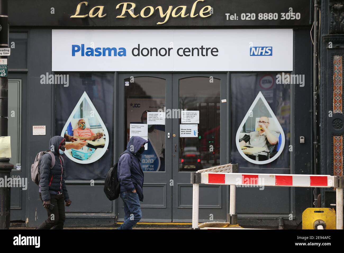 Londra, Inghilterra, Regno Unito. 2 Feb 2021. La gente passa accanto a un centro di donatori di plasma a Tottenham. Il quartiere nord di Londra è tra le sette aree del paese in cui il governo britannico ha iniziato i "test di urgenza" per trovare e isolare i casi di covid-19 causati dalla variante sudafricana del coronavirus. Credit: Tayfun Salci/ZUMA Wire/Alamy Live News Foto Stock