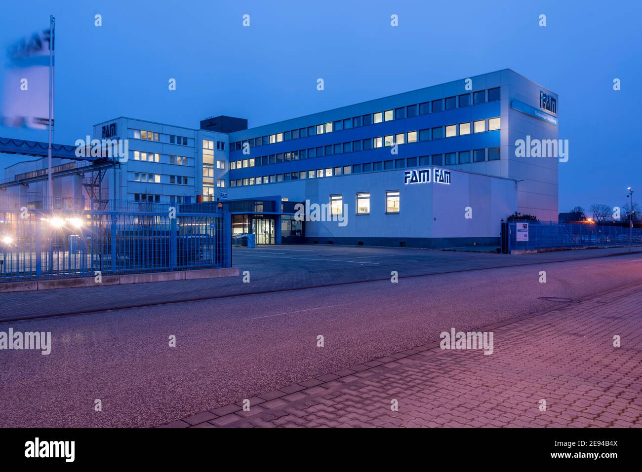 Magdeburgo, Germania. 29 gennaio 2021. Negli uffici del produttore di impianti "FAM", la luce è già accesa la mattina presto. Credit: Stefano Nosini/dpa-Zentralbild/ZB/dpa/Alamy Live News Foto Stock