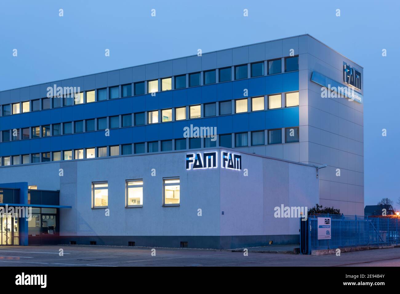 Magdeburgo, Germania. 29 gennaio 2021. Negli uffici del produttore di impianti "FAM", la luce è già accesa la mattina presto. Credit: Stefano Nosini/dpa-Zentralbild/ZB/dpa/Alamy Live News Foto Stock