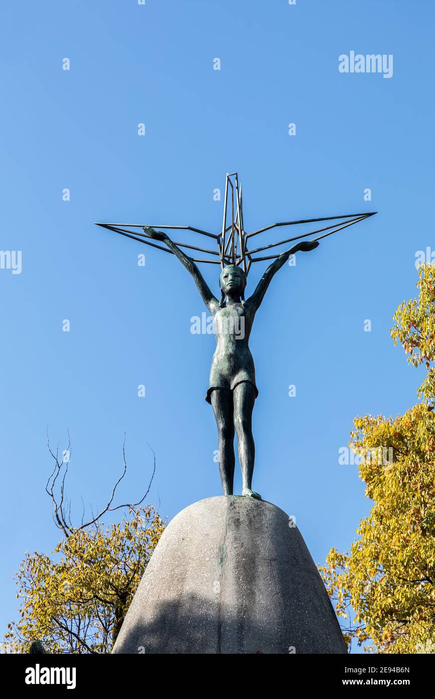 Monumento per la Pace dei Bambini, Parco della Pace, Hiroshima, Giappone con la figura di una ragazza, Sadako Sasaki in cima Foto Stock