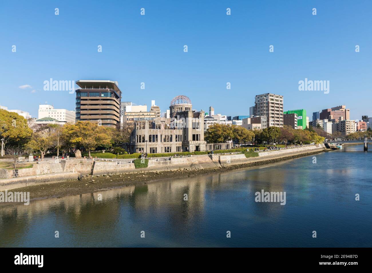 Fiume che scorre attraverso l'Hiroshima Peace Memorial Park, Giappone Foto Stock