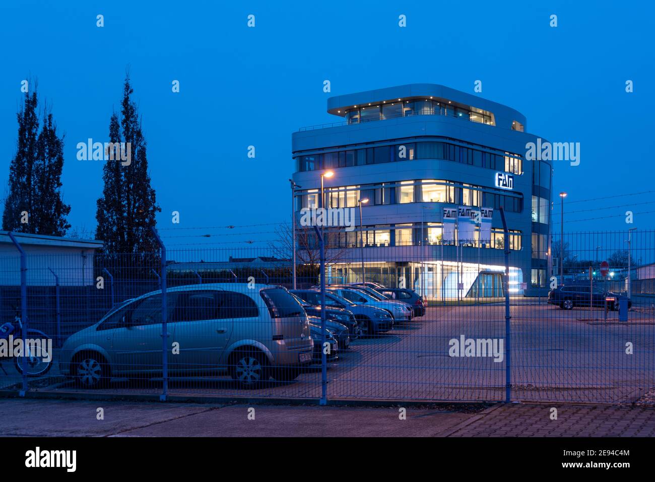 Magdeburgo, Germania. 29 gennaio 2021. Negli uffici del produttore di impianti "FAM", la luce è già accesa la mattina presto. Credit: Stefano Nosini/dpa-Zentralbild/ZB/dpa/Alamy Live News Foto Stock