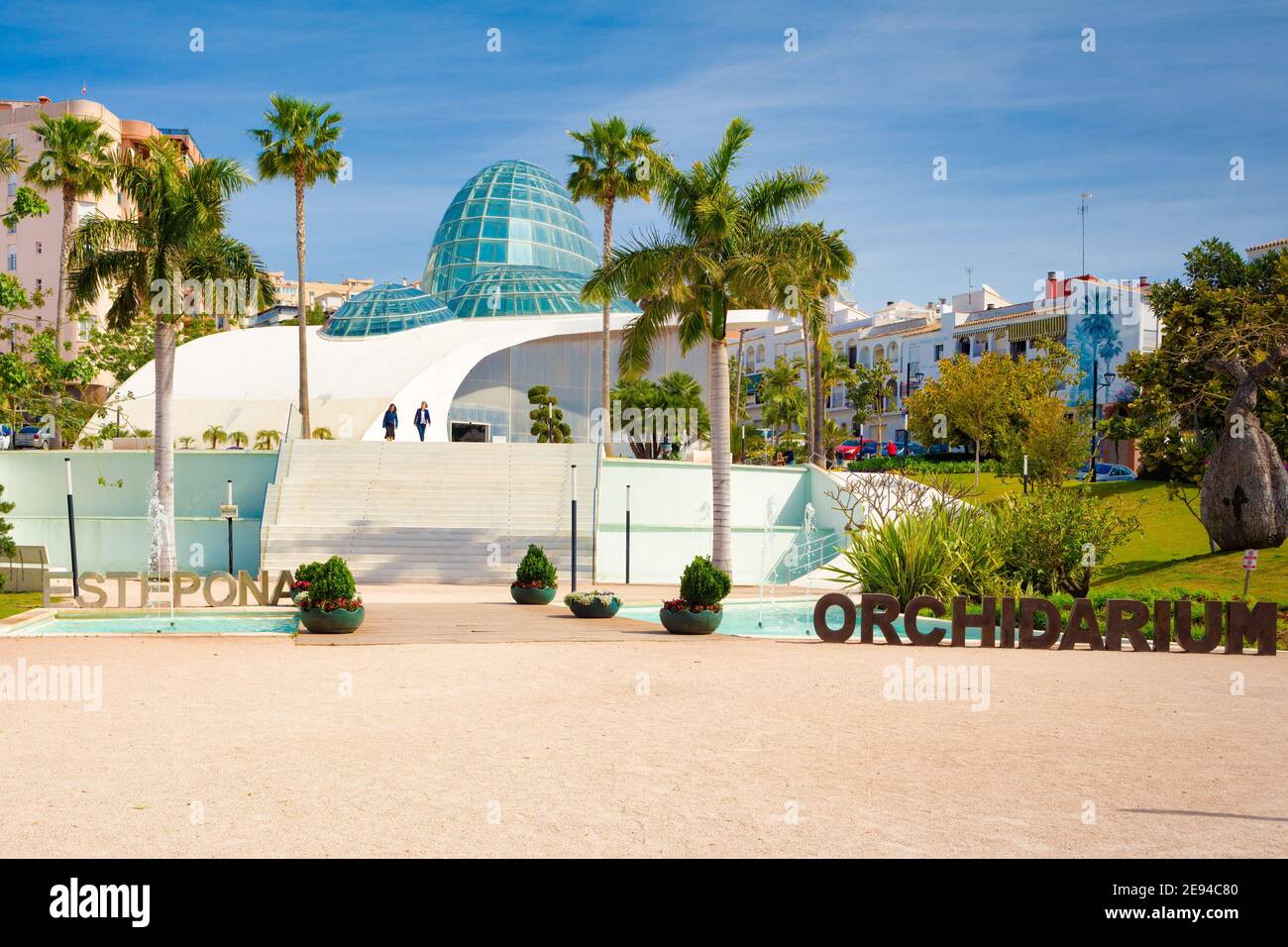 Vista della facciata del Museo delle Orchidee nella città di Estepona, dove si trova un gran campione delle diverse varietà di orchidee. Estepona, Andalu Foto Stock