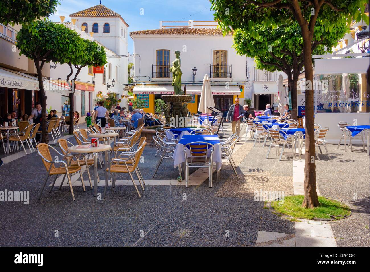 Tutte le piazze del centro storico di Estepona sono piene di terrazze di ristoranti e bar dove si gode la gente sole e bel tempo in sono Foto Stock