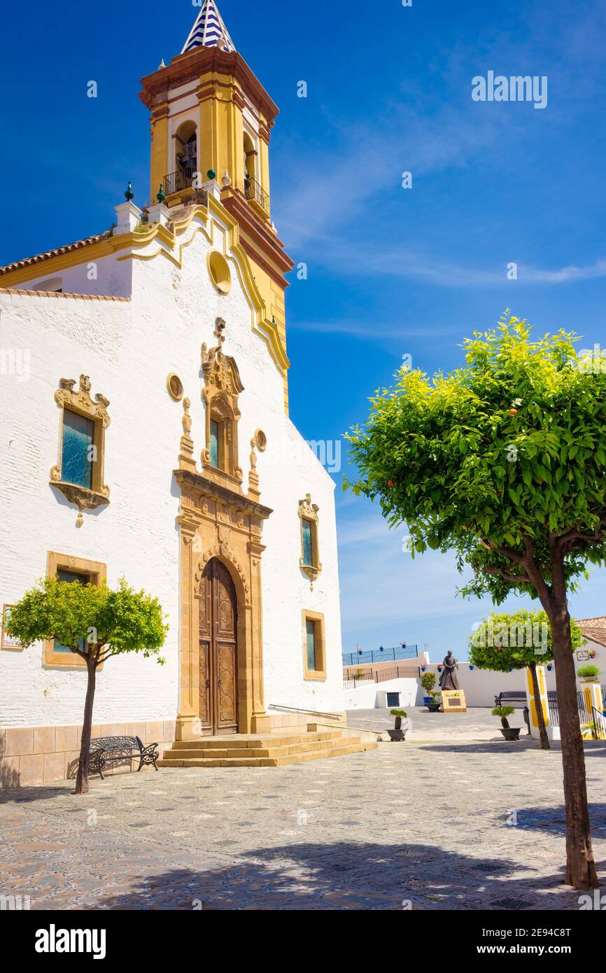 Vista della chiesa di nostra Signora di Remedios situato nella parte alta del centro storico della città di Estepona, Andalusia, Spagna Foto Stock