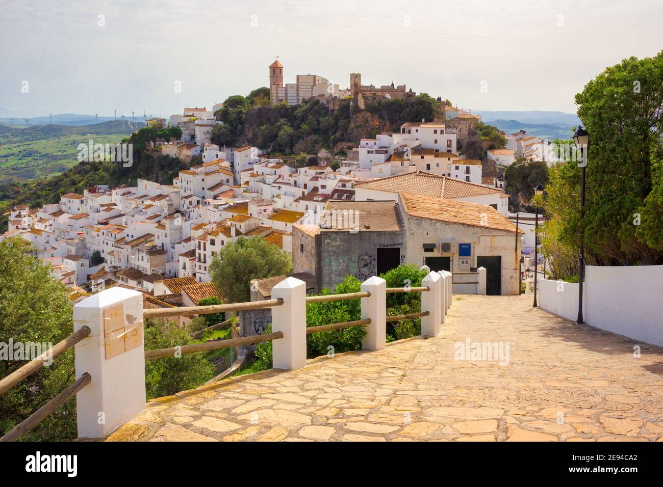 Vista panoramica della città di Casares situata su una montagna, con le sue case bianche e strette, questa è una delle città tipiche del pr Foto Stock